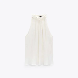 Vit topp zara  - Säljer nu den här sjukt snygga toppen från zara💋💋absolut älskar den men kommer tyvärr inte till någon användning för min del. 