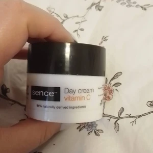 Dag kräm  - Säljer en day Cream vitamin C. Den är använd två gånger. Helt full som ni kan se på andra bilden. Luktar jätte gott. Säljer den för 25kr + frakt! 