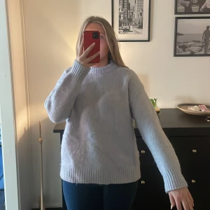 Stickad ljusblå tröja  - Stickad blå tröja, är i oversized passform  