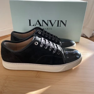 Lanvins sneakers  - Lanvins sneakers i bra skick. Skorna är i storlek Uk 9 vilket passar 43-44, allt OG följer med. Nypriset är 4500kr och vårt pris är endast 2599kr. Ställ frågor vid funderingar!