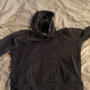 Svart hoodie - Bra skick, vanlig svart hoodie från lager 157💕