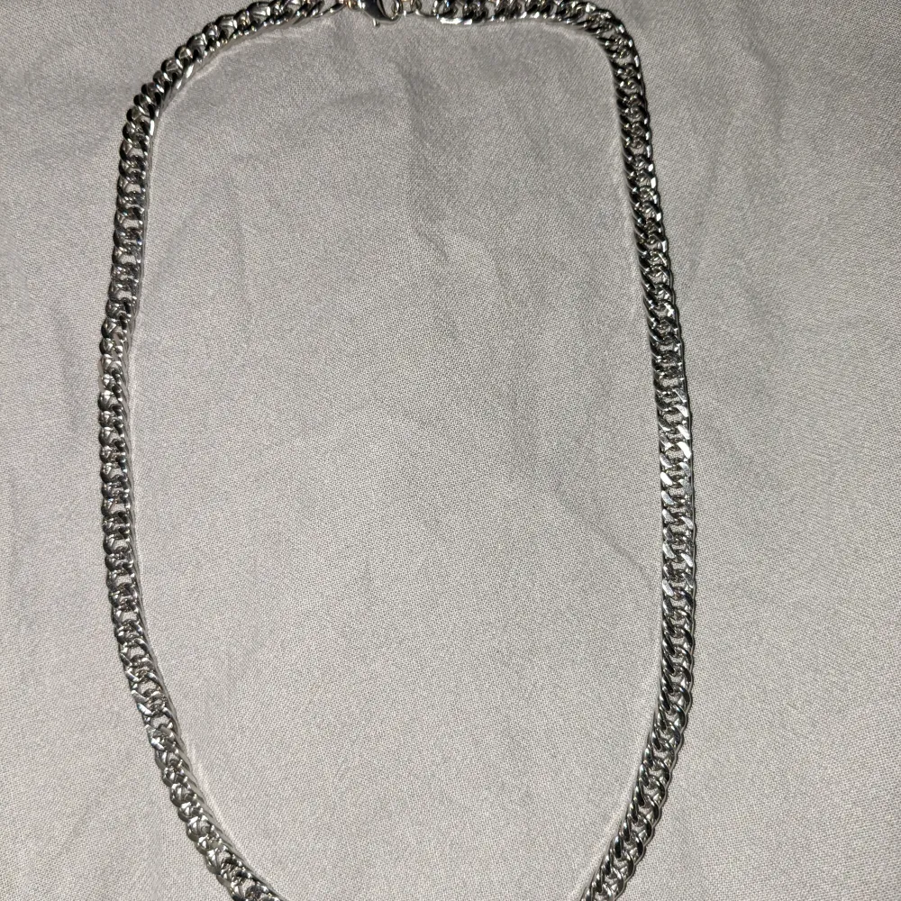 Säljer mitt halsband från H&M vet inte om det är äkta silver. Slutade använda det för att jag gillade det längre.. Accessoarer.