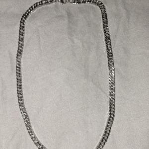 Säljer mitt halsband från H&M vet inte om det är äkta silver. Slutade använda det för att jag gillade det längre.