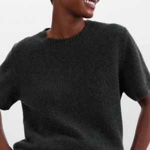 Soft goat t-shirt - Soft goat t-shirt i mörkgrå färg som inte går att köpa längre! Knappt använd och ser ut som ny, storlek L men passar mig snygg oversized som brukar ha s egentligen, Nypris: 2200 Säljer för: 950, vill få sålt snabbt därav billigt pris💕