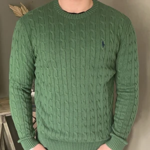 Ralph Lauren Kabelstickad - Tjaaa. Säljer min skööööna Ralph Lauren kabelstickade långtröja. Den är riktigt skön och har typ precis fått den av storebrorsan. Det är hans gamla men den är i nyskick (isch)