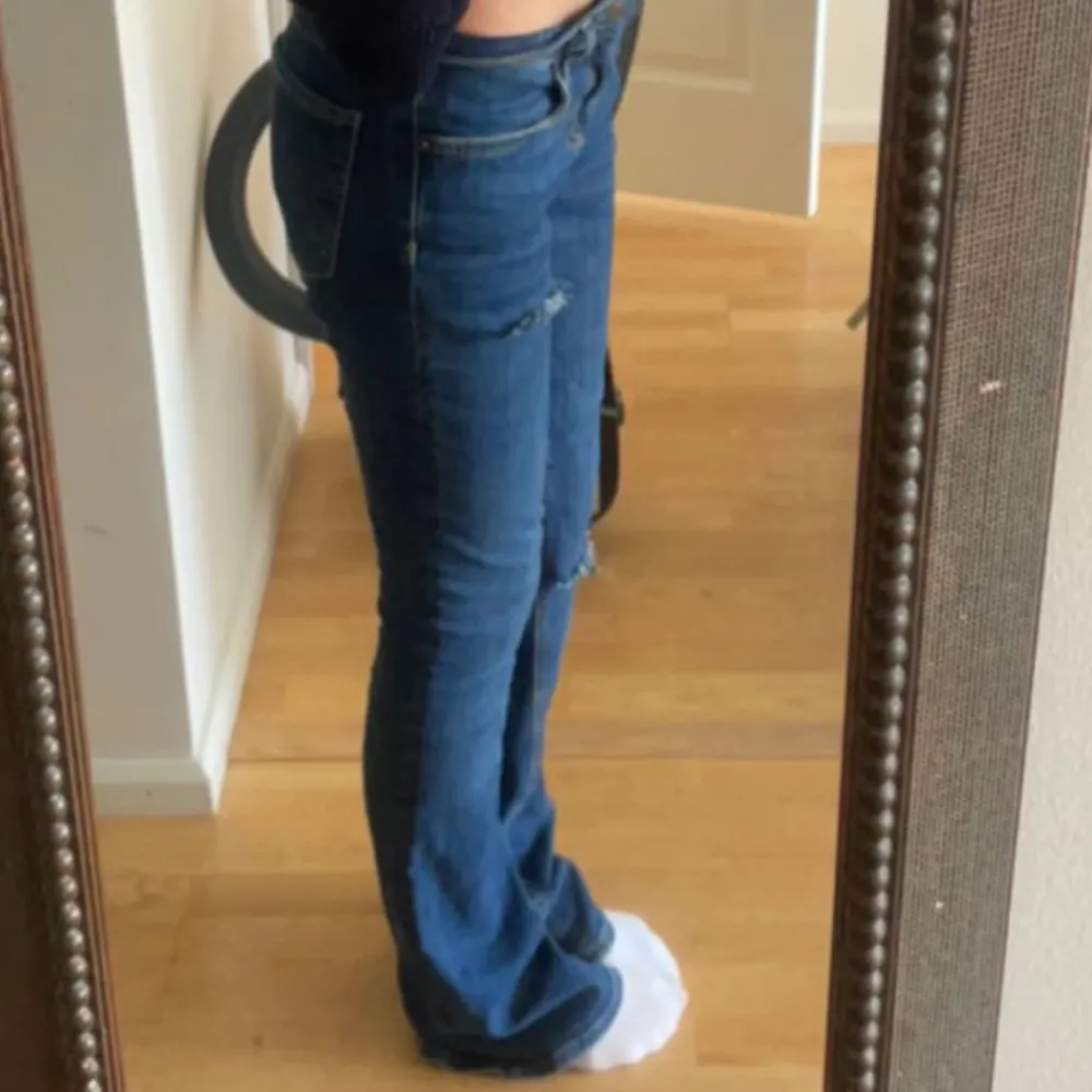 Jätte snygga mörkblåa lågmidjade bootcut jeans från zara!! Med två slitningar. Jag är ca 1,68 cm. Midjemåttet är ca 35 och innebärslängden ca 79!! Köpte de av en tjej på plick för 500 och knappt använda❤️❤️. Jeans & Byxor.