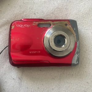 Vattentät kamera.  - Digitalkamera från Aquapix. Vattentät på 3 meters ljup. Kan ta bilder Med både blixt och utan. Kan även ta videoklipp. Kräver ett SD kort (ingår ej) och en Mini USB (ingår ej) Köptes för 1699kr! 