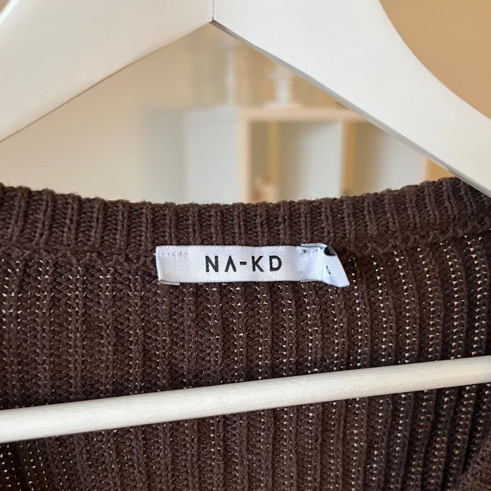 En basic mörkbrun stickad tröja som passar dig i storlek XS/S 🤎. Tröjor & Koftor.