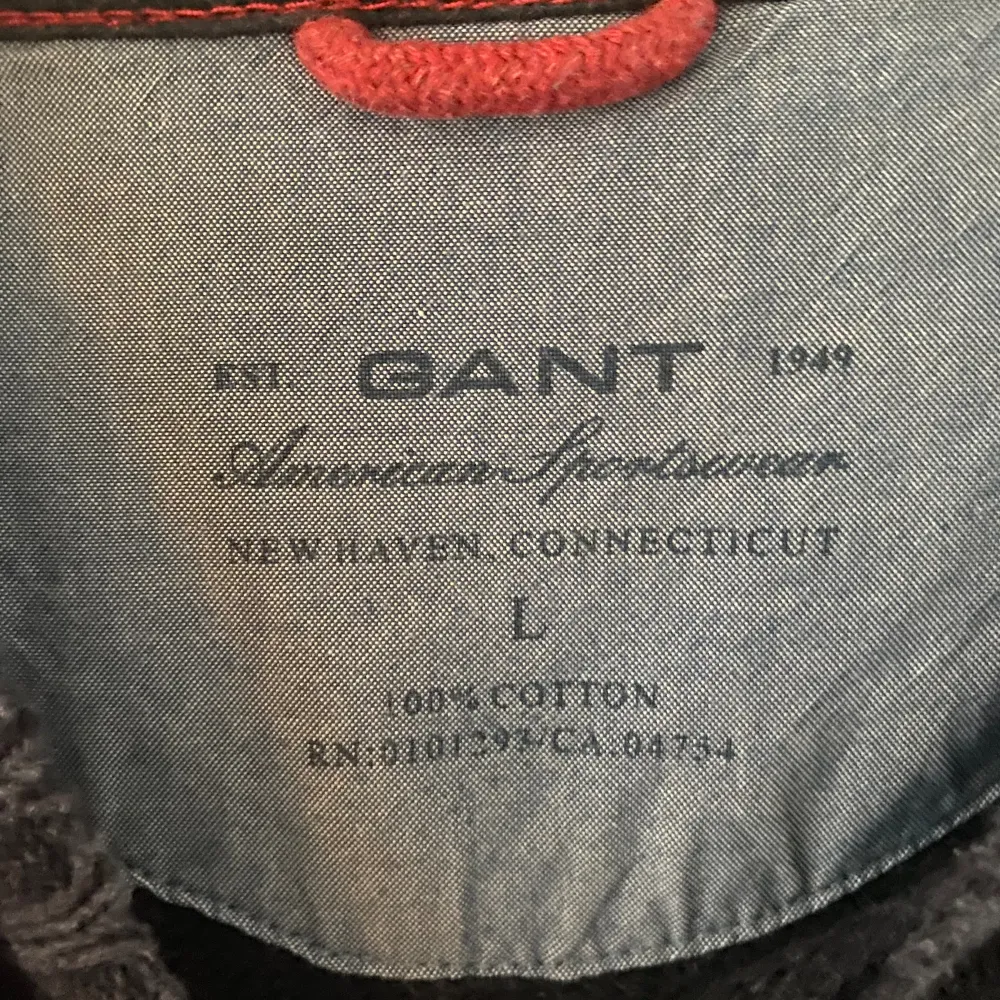 Stickad mörkblå tröja från Gant i storlek L. Bra begagnat skick. . Tröjor & Koftor.