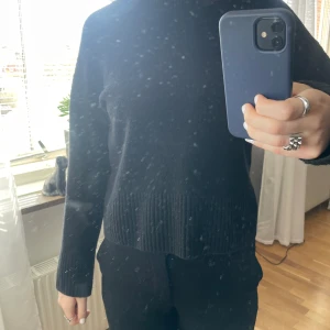 & other stories tröja  - En jätte fin stickad tröja från & other stories. 