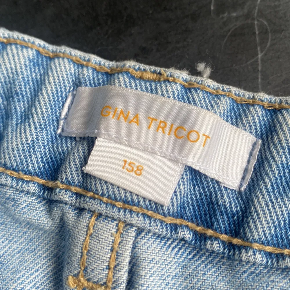 Säljer dessa ljusblåa jeans med två ”hål” ifrån Gina i storlek 158😊 Säljer då dom är för korta för mig och nypris var 349 och jag säljer för 150 kr + frakt, men pris går att diskutera vid snabb affär. Hör av dig om du har några funderingar!. Jeans & Byxor.