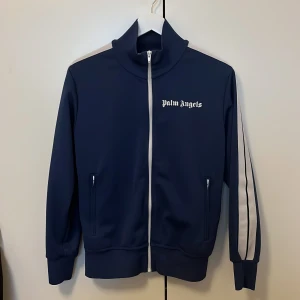 Intressekoll på min blåa Palm Angels tröja - Intressekoll på min fina blå Palm Angels tröja i storlek M. Den är dock någorlunda liten i storleken så jag skulle säga att den passar S-M. Den sitter nog bra på dig om du är ca 174-178. Skicket är bra och nypriset är ca 4400. Kom gärna med bud!