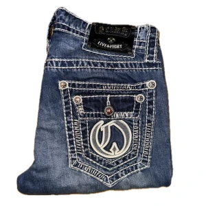 riktigt olimp drain emo fat stitch jeans - Extremt SÄLLSYNTA  olimp jeans, i väldigt bra skick, knappt använda. Står storlek 32/34 i jeansen. Midja: 43 cm, längd: 113 cm, benöppning: 24 cm. Ställ gärna frågor.