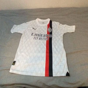 Fotbolls jersey  - Helt ny fotbollströja och är oanvänd, Storlek M. Säljer tröjan för att den var för stor för mig 