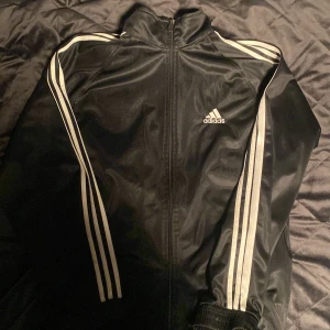 Zip up hoodie  - Zip up hoodie ifrån Adidas Inköpt i andrahand Kolla bilder för sicket  Står XXL men passar mig som e XL
