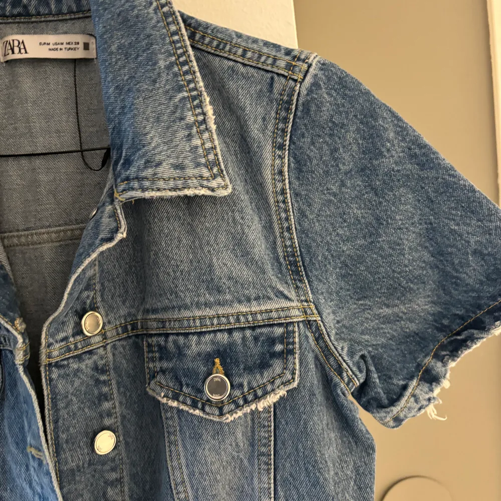 Hej säljer min supersnygga jeans klänning från zara i med att den är för liten för mig 🫶🏼 storlek S/M nästan som helt ny!!🩷 skriv för fler frågor. Klänningar.