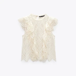 Zara topp - Såååå snygg och populär topp från zara🤙🤙 bra skick, perfekt till sommaren❤️ Säljer då den tyvärr inte kommer till användning för mig, andra bilden är min. Ny pris är 359👌 Tryck gärna på köp nu, hör av dig vid frågor💞💞Kan även mötas i sthlm (innerstan)