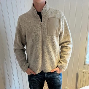 Teddy jacka - Säljer denna snygga Teddy jackan | skick: 8,5/10 | storlek L | pris: 299kr | Modellen på bilden är 187cm | Fraktar via PostNord och Instabox på köparens bekostnad:)  Hör av dig vid frågor och funderingar mvh