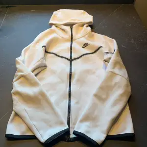 Säljer min Nike tech fleece då jag inte använder den så mycket storlek S men passar M skriv ok frågor i dm 