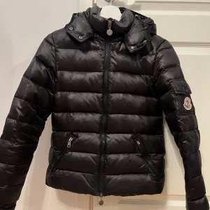 Moncler jacka - Moncler vårjacka bra skick använd fåtal gånger! Nån defekt och Saknas en liten metallbit på ena fickan o nån fläck men går utmärkt att använda!  Har inget äktehetsbevis därav kan jag ej säga 100% om den är äkta!  Därav pris!! Storlek 2= xs/s