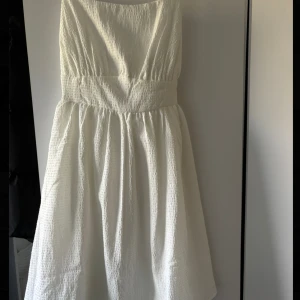 Klänning  - Vi klänning, perfekt till sommaren. Helt oanvänd med prislapp  Normal i storlek och sitter fint