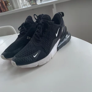 Nike Air Max 270 - Använda men i mycket bra skick, säljer för att de är för små. Några små fläckar å ett litet hål som knappt syns. Skriv privat för mer info. 
