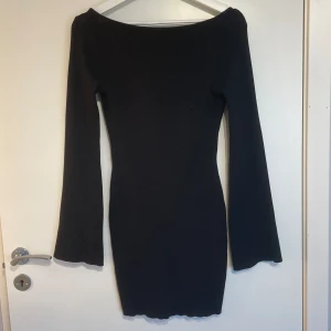 Ribbad klänning med djup rygg - Svart ribbad klänning med djup rygg från hm. Storlek s💕 säljer denna för 200kr då jag köpte den för 500kr, pris kan diskuteras vid snabbt köp. 💕inget fel på klänningen då jag bara använt den en gång. Kolla gärna in mina andra kläder jag säljer💕