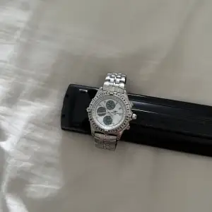 Säljer min klocka då jag inte har användning för den. Den är i bra skick det behövs bara bytas batteri i klockan.
