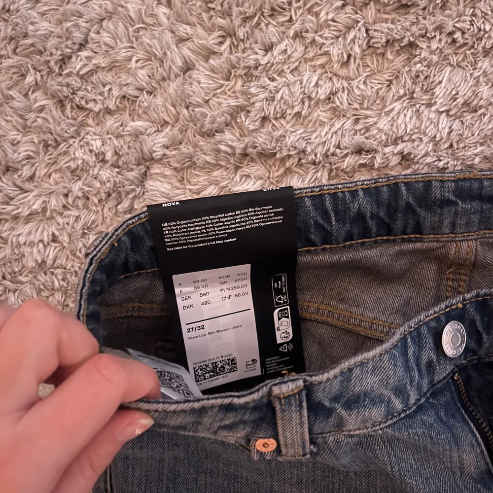 Säljer dessa super fina Low waist boot cut jeans, har aldrig använt där av sitter pris lappen kvar💕ny pris 590. Jeans & Byxor.