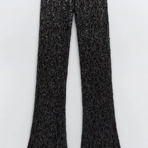 Glitter byxor zara - Säljer glittriga byxor från zara som är lite genomskinliga, storlek M men passar mig som har S! Helt nya med lapp kvar. Pruta inte 🙏🏼