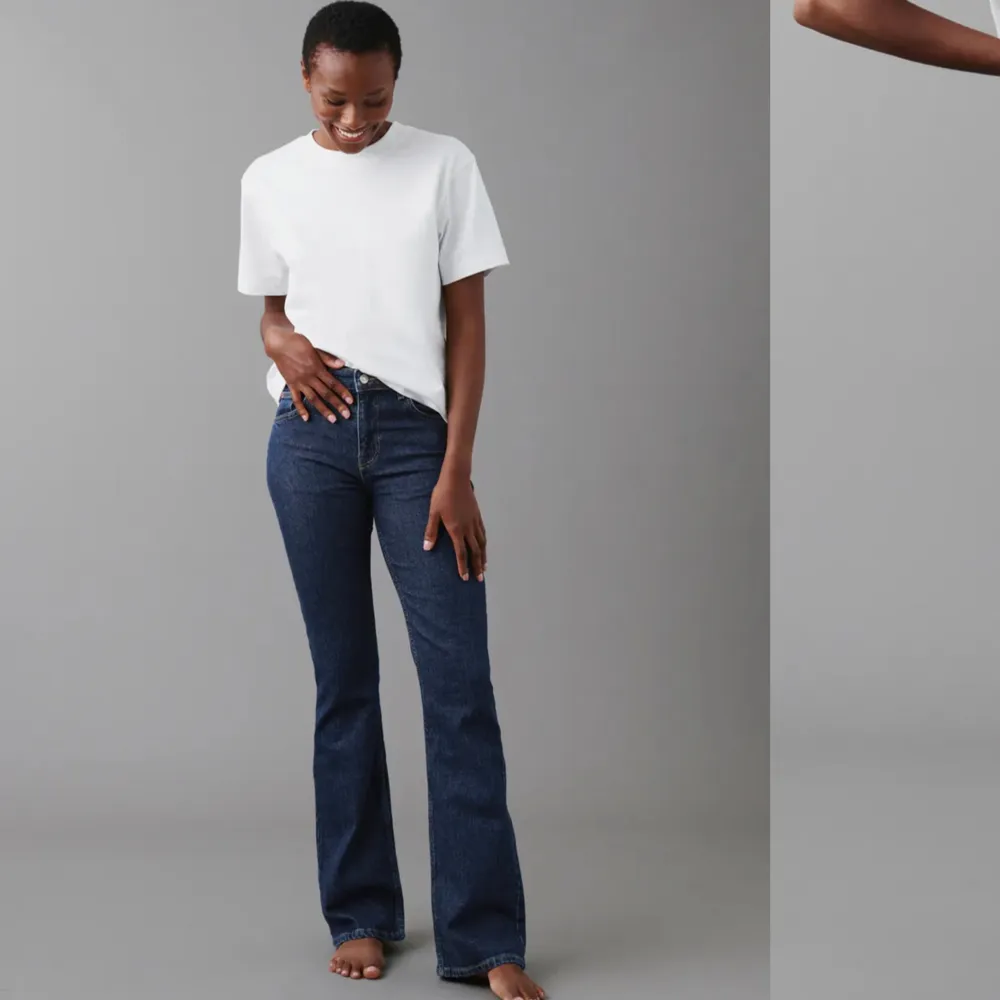 Full lenght flare jeans från Gina Tricot. Använda 1 gång så är som nya! Finns att hämta i Göteborg annars står köparen för frakt! 💕 Nypris 499kr (Säljer även i grå). Jeans & Byxor.