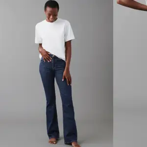 Full lenght flare jeans från Gina Tricot. Använda 1 gång så är som nya! Finns att hämta i Göteborg annars står köparen för frakt! 💕 Nypris 499kr (Säljer även i grå)