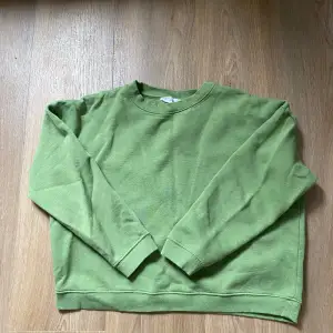 Grön sweatshirt från Mango, jättefin🩷