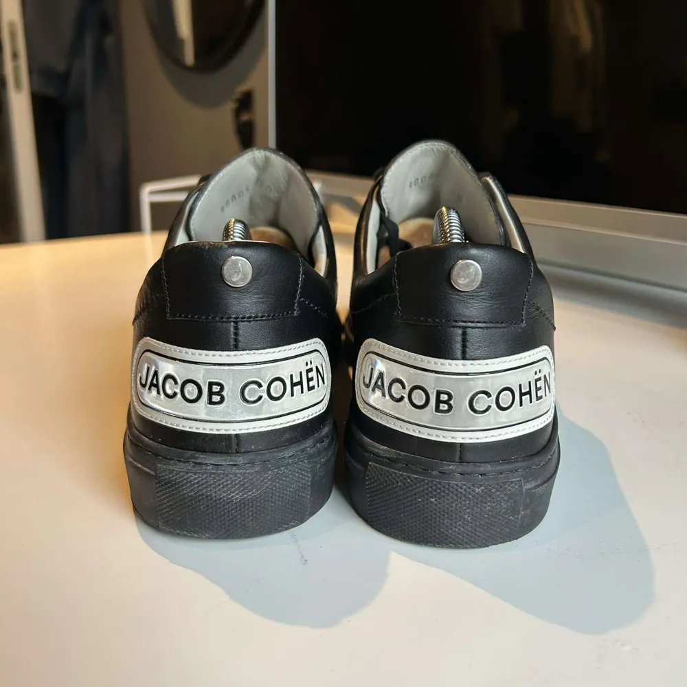 Tjena! Säljer mina feta Jacob Cohen skor för rimligt pris! | skick 8.5/10 | bara skorna medföljs! | pris: 1699kr men förhandlingsbart! | skorna har slutat säljas och tillverkas så det går ej att få tag på nya! Frågor? Skick dm. Skor.