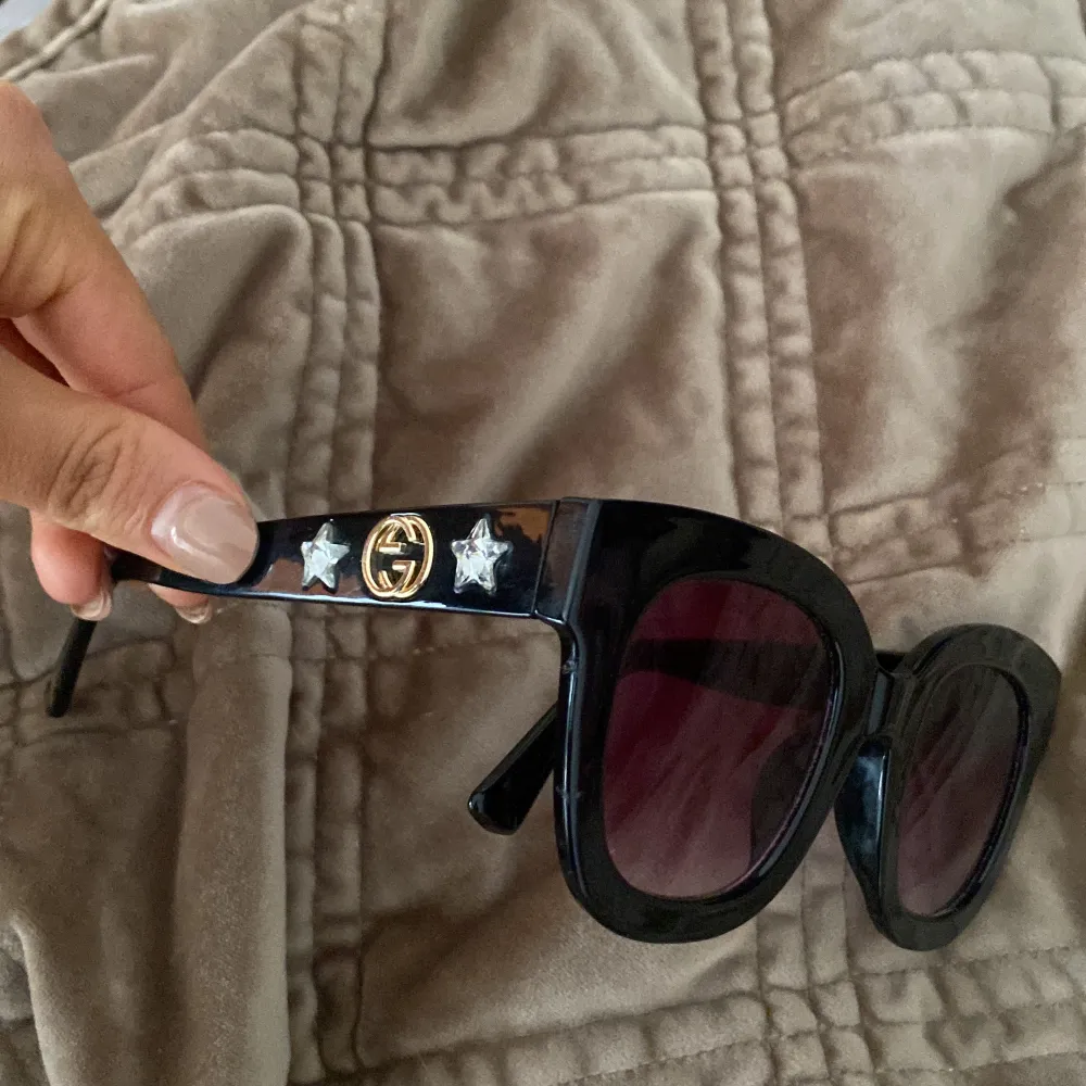 Äkta Gucci solglasögon som är varsamt använda! Nypris 2500kr mitt pris 800kr❤️. Övrigt.