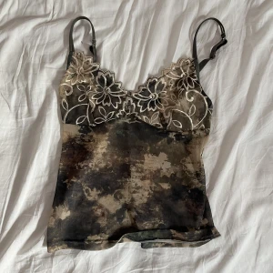 Vintage linne - Super gulligt vintage linne förra säljaren köpt i Italien. Fint skick bortsätt från en liten lös tråd (se bild) ❤️Lite genomskinlig då den är i mesh material 