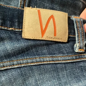 Nudie jeans - Riktigt sköna jeans passformen är slim fit säljer då jag inte använder dom längre skick 8/10 hör av er vid minsta lilla intresse