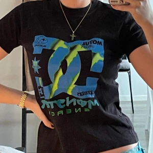 Cyber y2k Monster Energy T-shirt - Svart blå och grön monster energy T-shirt från DC i storlek xs/barn 176.  Tack för titten!  Skicka gärna meddelande vid frågor! 