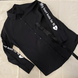 Jamie Ank Shirt - Oversized skjorta från den japanska märket  Jamie Ank (syster företag till Ank Rouge). Passar många storlekar. Gott skick. Perfekt för Subcul Jirai, Jirai Danshi, visual kei och andra j-fashion stilar! 