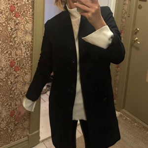 Svart kappa Gina  - Svart kappa från Gina tricot  Storlek 34  
