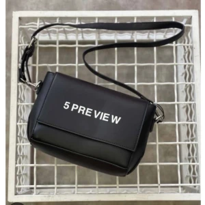 Axelväsk - Axelremsväska från 5Preview helt oanvänd. Rymlig med ett fack i och justerbart axelband. Säljer för att den inte kommer till användning tyvärr. Nypris 800kr