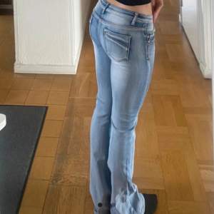 Ett par jeans med fina fickor, lånad bild💘storlek M men passar S också💘lågmidjade och bootcut🙌