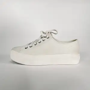 Säljer nu mina vita vagabond skor i storlek 36 som är använda fåtal gånger. De ser lite mörkare/smutsigare ut på bild men är mer vita i verkligheten.  Nypris 1000kr