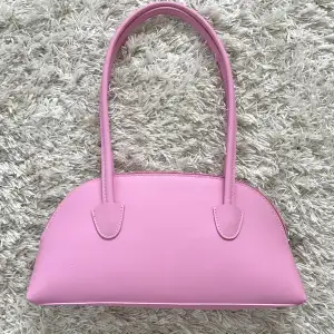 Rosa handväska, använd en gång och köptes förra sommaren. Slut på hemsidan 🩷 Köptes för 149kr