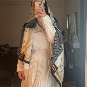 Scarf - Lång scarf bra kvalitet  med tag