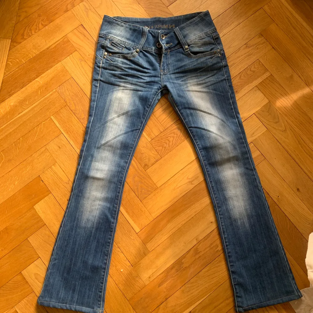 Super snygga vintage låga jeans från Monday som inte kommer till användning, storlek står inte men skulle säga 28/29. Skriv om du vill ha måtten!!. Jeans & Byxor.
