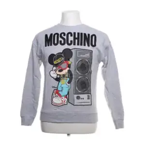 Säljer nu denna moschino x HM tröjan. Använd enstaka gånger. I Strl M men passar oversized S. 
