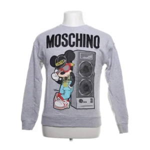 Moschino X HM tröja  - Säljer nu denna moschino x HM tröjan. Använd enstaka gånger. I Strl M men passar oversized S. 