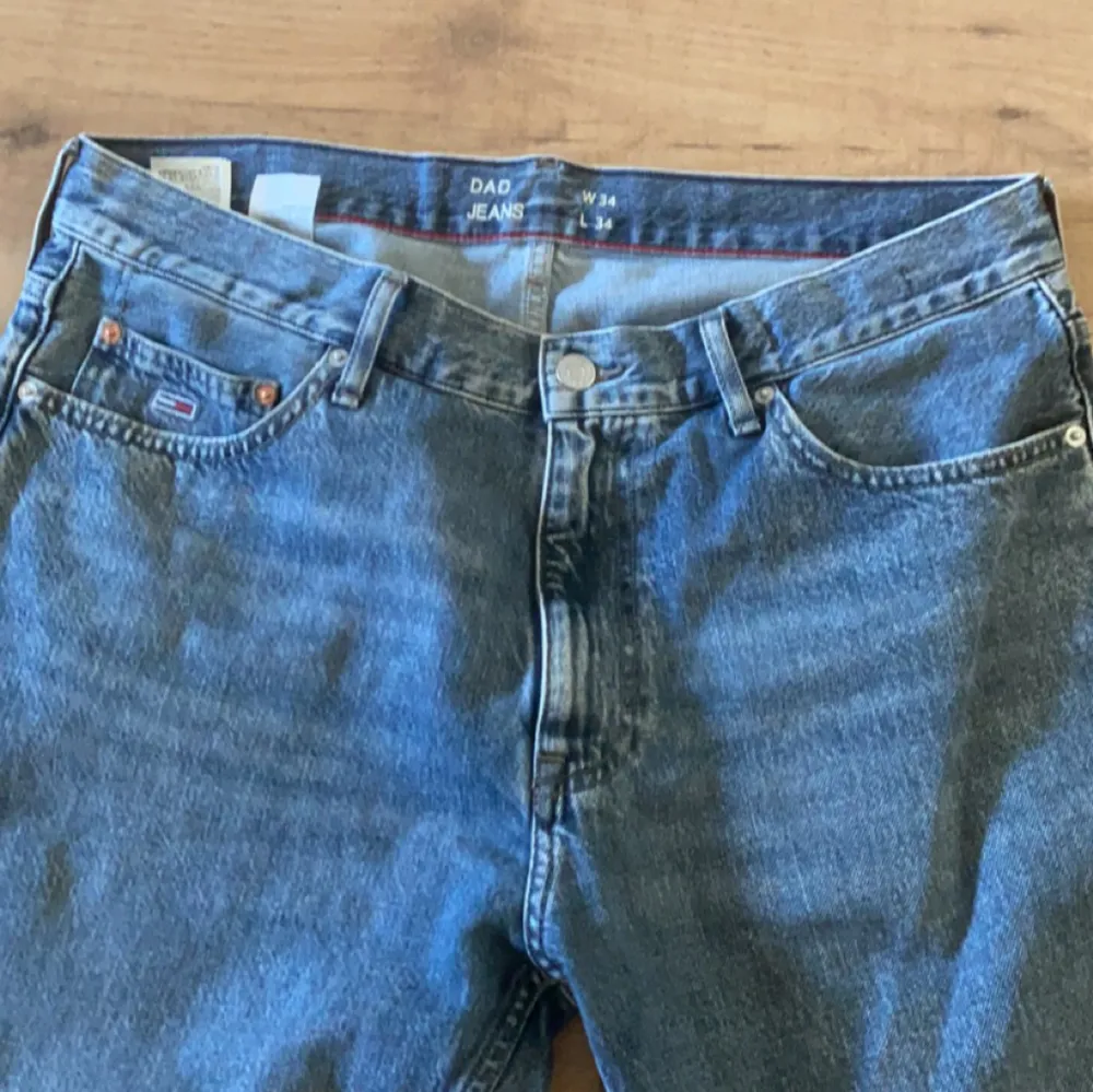 Näst intill oanvända Tommy hilfiger jeans. Köpte för ca. 1 år sen men har ej använt mycket (ca. 5 ggr)eftersom dom var för små för mig.  Storleken än ganska liten i storlek. Det är en straight leg jeans som sitter väldigt bra. Pris ej hugget i sten! . Jeans & Byxor.