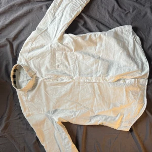 Burberry skjorta vit -  säljer nu min gamla burberry skjorta i fint skick då den ej kommer till användning något mer.  Storlek L 